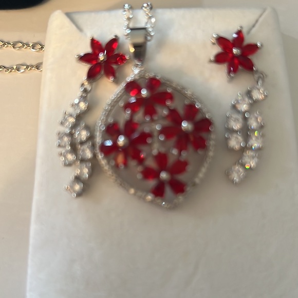 ❤️NWOT RHINESTONE NECKLACE and PIERCED EARRING SET❤️ - Picture 5 of 5